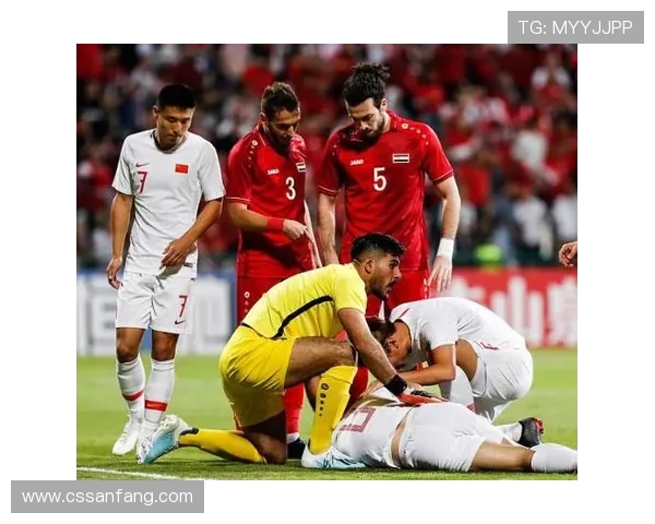 巴尔泰萨吉遭对手传中击中下体痛苦倒地引发球迷关注